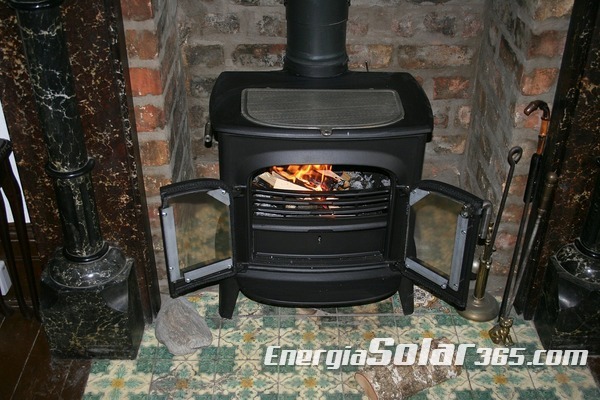 El invento que arrasa en España para calentar la casa: usa pellets en  estufas de leña y chimenea