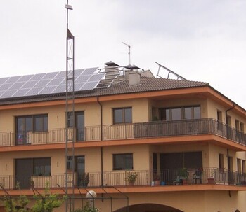 Energía solar fotovoltaica en edificio de viviendas. ACS y Calefacción